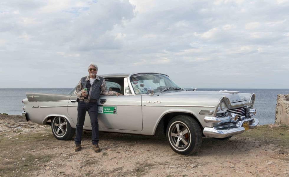 Omar GonzÃ¡lez, con su Dodge Coronet 1958, frente al mar de La Habana.