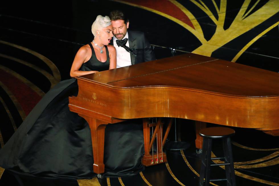 Lady Gaga y Bradley Cooper, durante la actuación.