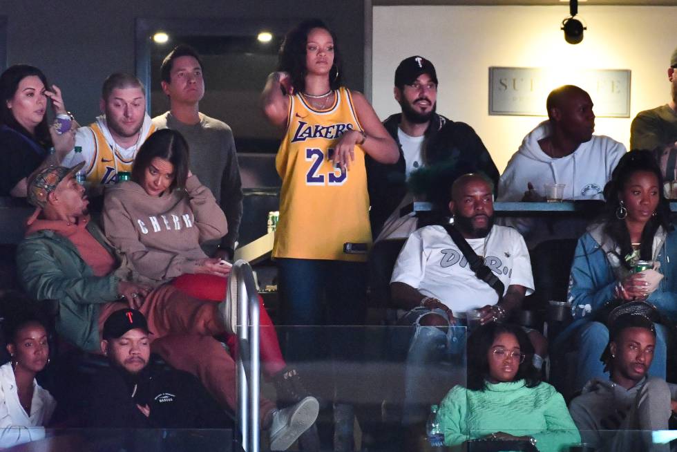 Rihanna, junto a Hassan Jameel en un partido de baloncesto de Los Ãngeles Lakers, en Los Ãngeles, el pasado 21 de febrero.