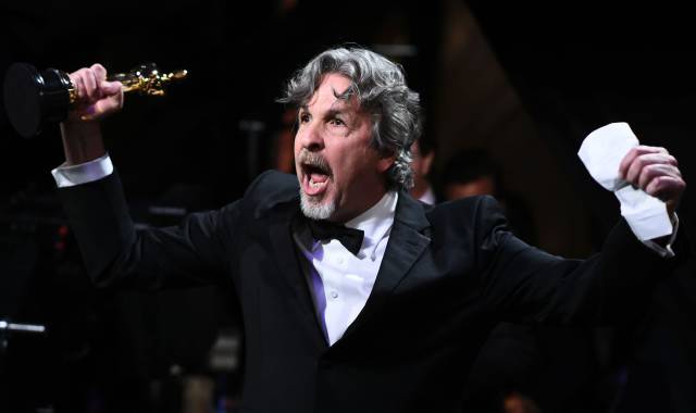 Peter Farrelly, director de 'Green Book', recoge el Oscar a mejor película.