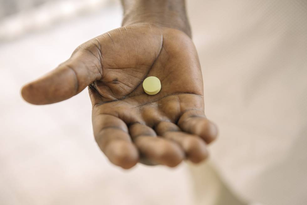Una pastilla de fexinidazol en la mano del médico congoleño Victor Kande.
