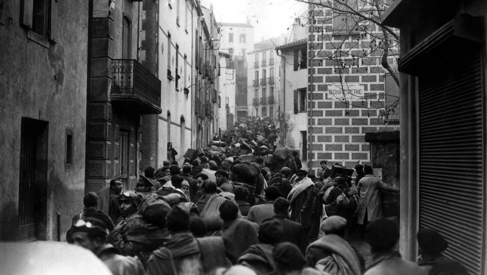 La llegada de los exiliados republicanos a Colliure (Francia) colapsó las estrechas calles de la ciudad. rn 