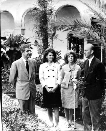 Luis Martínez de Irujo (izquierda) con Jacquiline Kennedy y Cayetana Fitz James Stuart durante una visita al palacio de Dueñas en Sevilla.