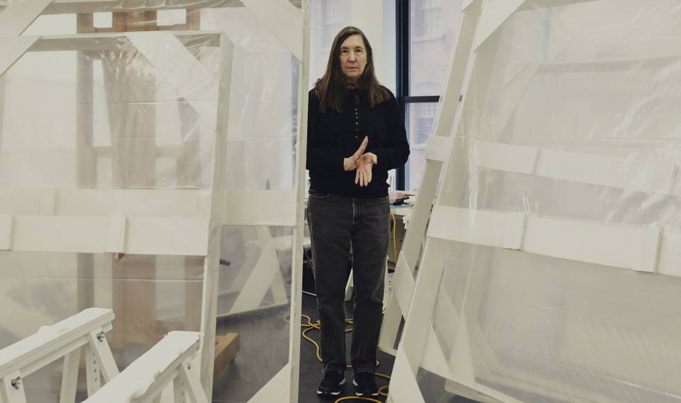 Jenny Holzer, en su estudio, situado en un almacén de Brooklyn (Nueva York). Dos ventanales más grandes que una pantalla de cine de las de antes dejan pasar la luz del exterior en la estancia.