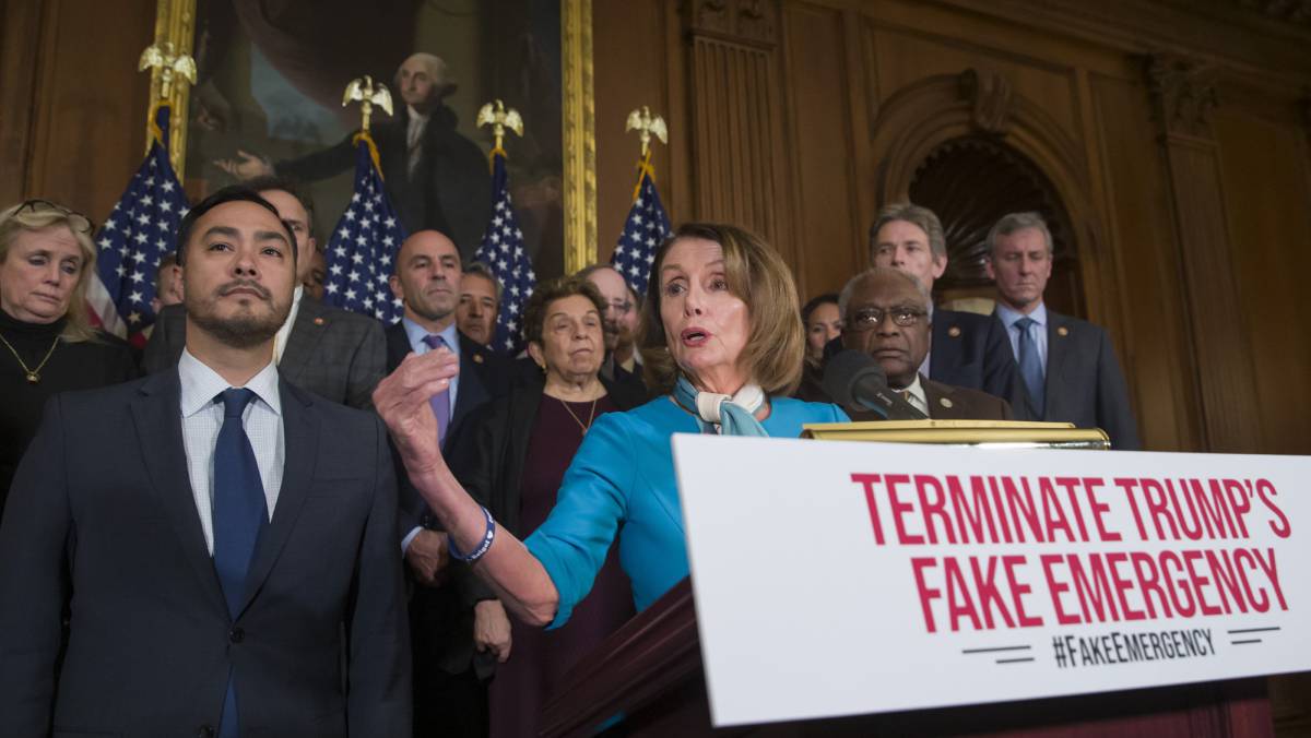 Nancy Pelosi y Joaquín Castro (izquierda).