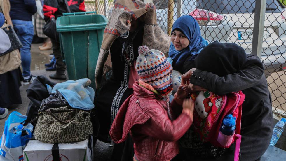 Dos refugiadas sirias con un niño, en Líbano.