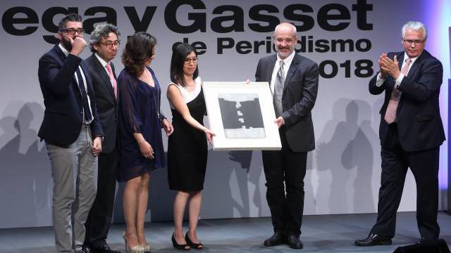 El equipo de Animal Político recoge el premio a Mejor Investigación.