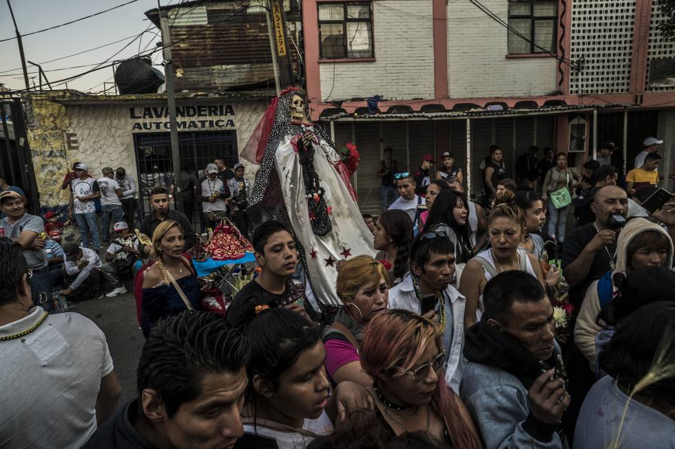 Procesión de una imagen de la Santa Muerte en el peligroso barrio de Tepito.