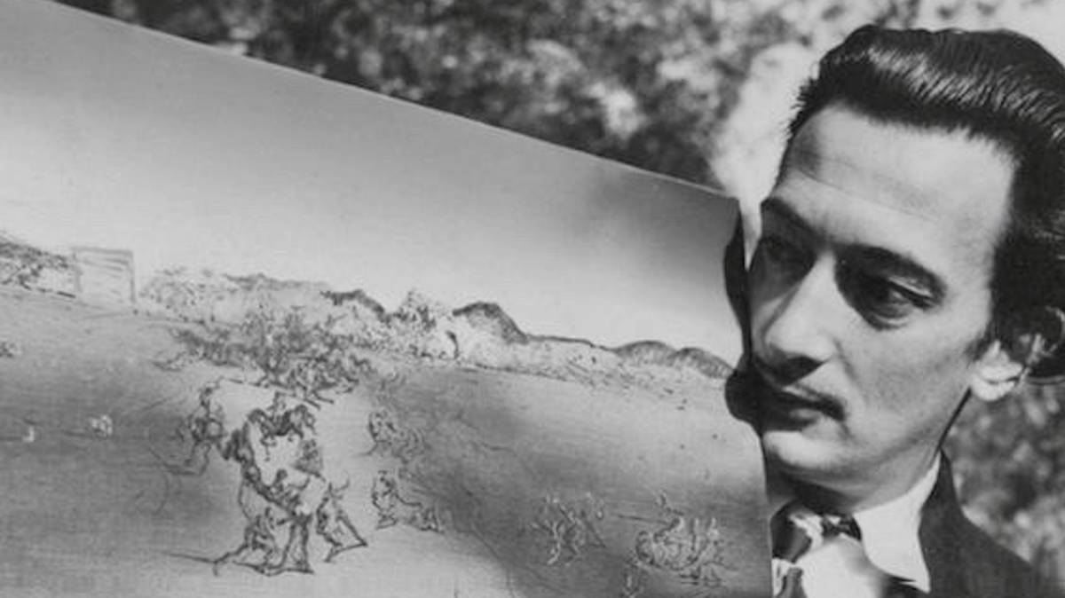 Salvador Dalí observa uno de sus cuadros.