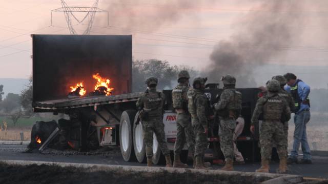 Un camión incendiado en Guanajuato.