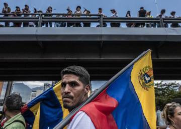 Chavistas y opositores salen a las calles de Caracas