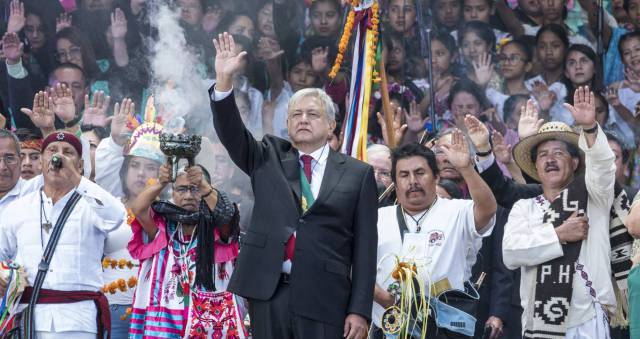 López Obrador con indígenas en su toma de posesión.