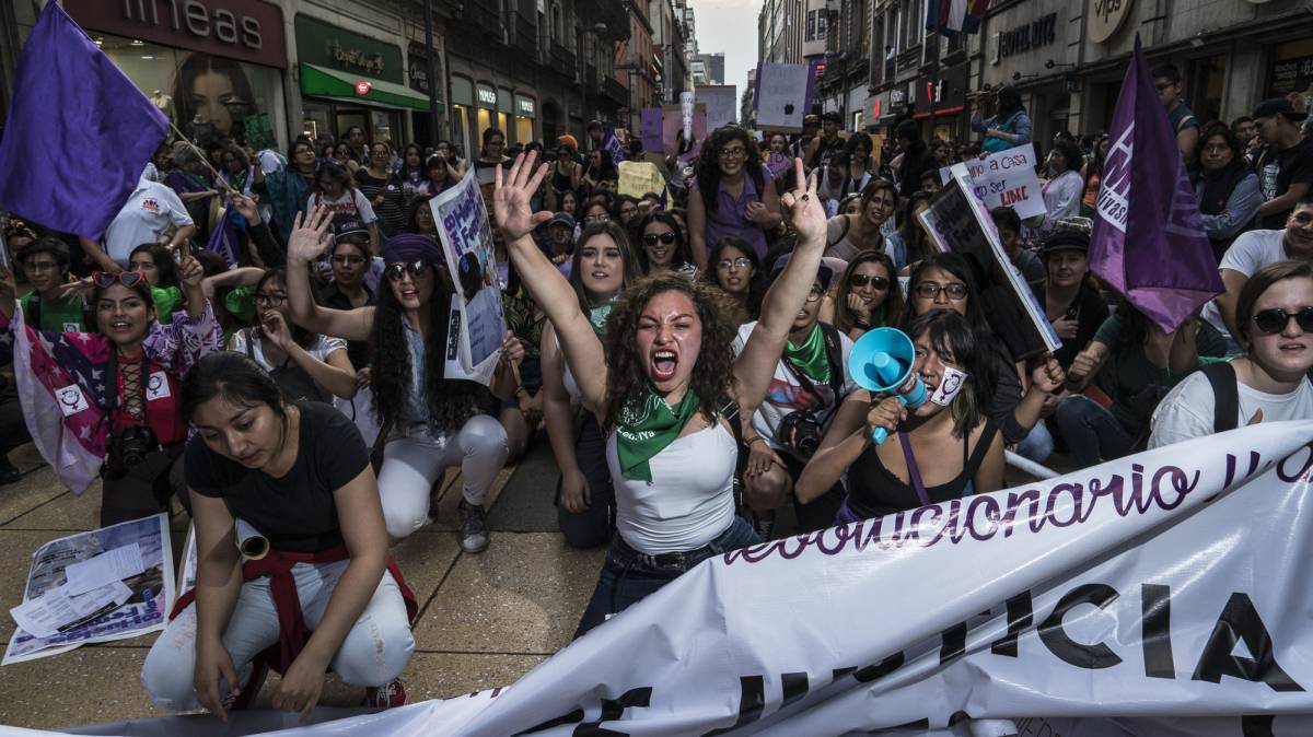 Miles de mujeres se manifiestan en Ciudad de México