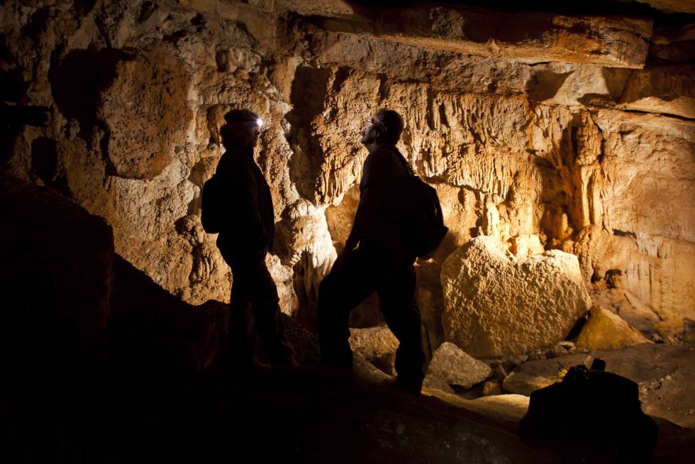 Dimas Martín y María Dolores Camalich-Massieu, en la cueva de El Toro.