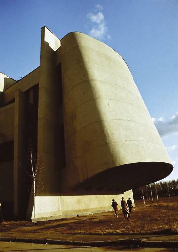La sede del departamento de física de Kiev (Ucrania), de 1970, es uno de los edificios señeros del modernismo socialista, obra de los arquitectos M. Budilovsky, V.Ladny, V. Kolomiets V. Katsyn y V. Morozov. | MICHAEL BUDILOVSKY