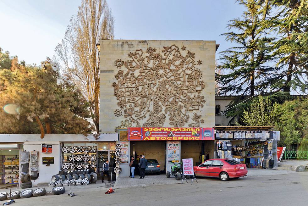Otro edificio parasitado en Ucrania tras la caída del boque socialista, en esta ocasión por un taller de recambios de ruedas. |OLEKSANDR BURLAKA