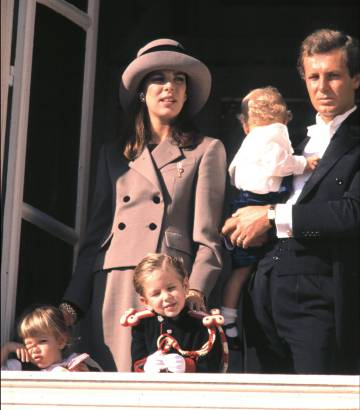Carolina y Stefano Casiraghi con sus tres hijos en uno de los balcones del palacio de Montecarlo.