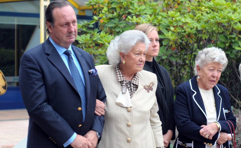 Paolo Casiraghi, Fernanda Biffi, madre de Stefano Casiraghi, y otros familiares en 2010 en el vigésimo aniversario de su muerte.