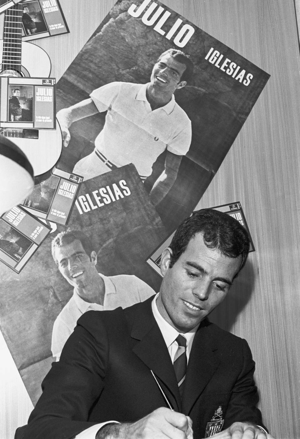 Julio Iglesias firmando discos en unos grandes almacenes de Madrid en 1968.
