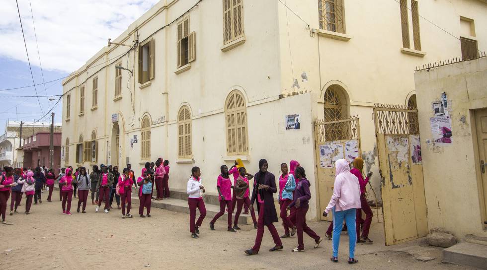 Varias estudiantes a las puertas del instituto.