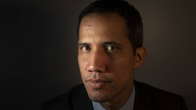 Guaidó posa después de la entrevista.