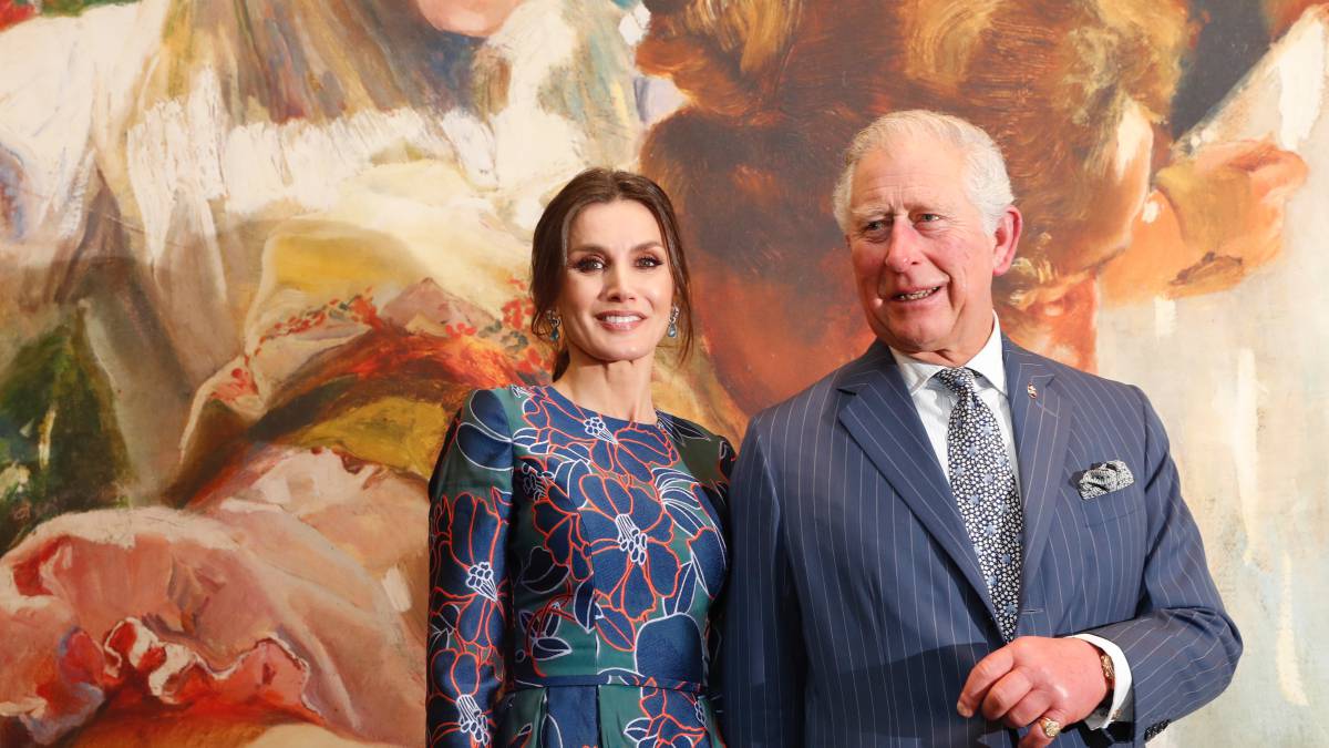 La reina Letizia y el príncipe Carlos, ante uno de los cuadros.