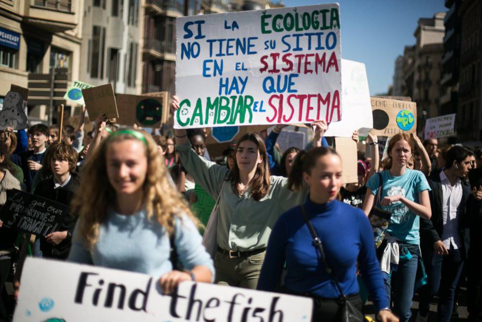 Miles de personas marchan en Barcelona por el clima.