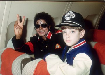 Michael Jackson con Jimmy Safechuck en su avión en 1988.  rn 