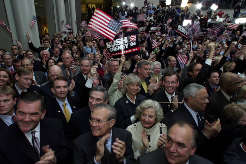 En primera fila, de izquierda a derecha, varios miembros neoconservadores del gabinete de George W. Bush Tom Ridge, Tommy Thompson, Paul Wolfowitz, Don Rumsfeld, Gail Norton, la esposa de Runsfeld y Mike Levitt. rn 