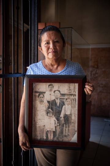 En 1905, un grupo de 1033 coreanos llegó para trabajar en las haciendas. Expirado su contrato, fueron retenidos y no lograron regresar. En el Museo Conmemorativo de la Inmigración Coreana, Dolores García muestra un retrato de sus antepasados.