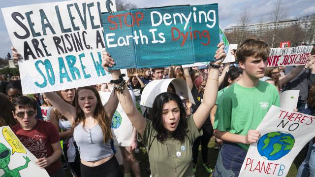 Jóvenes se manifiestan por el clima en Washington.