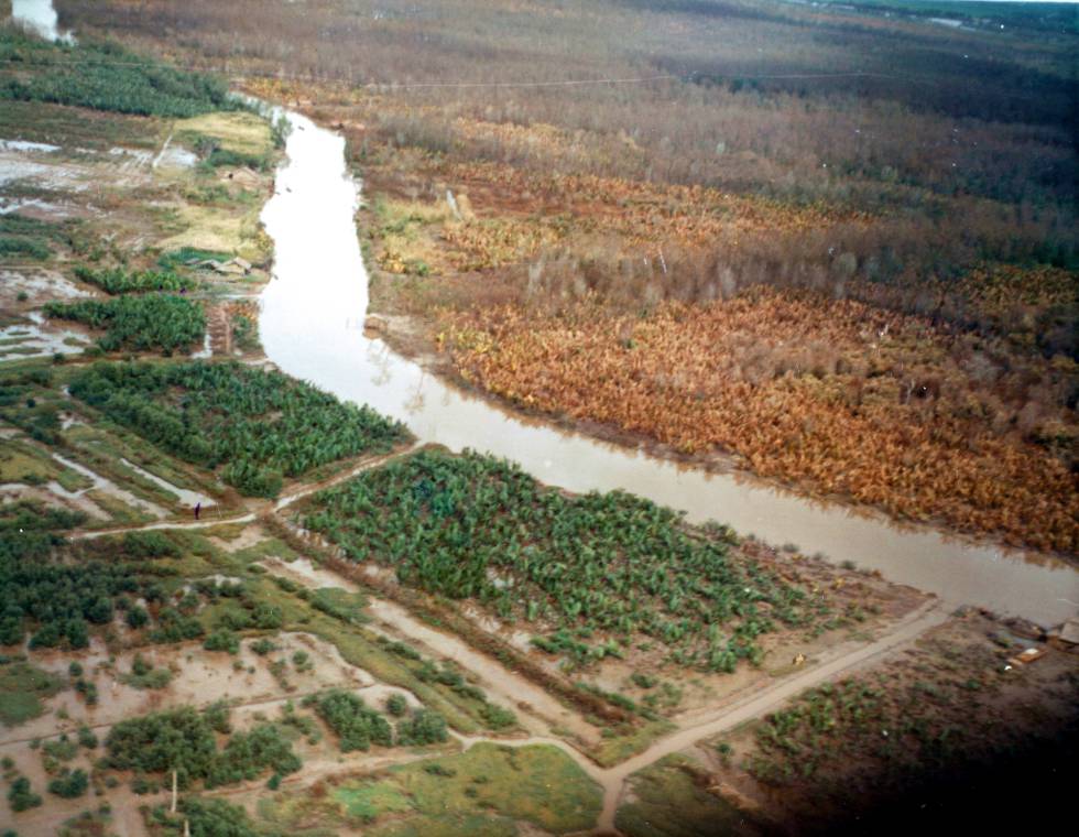La imagen, tomada en noviembre de 1962, muestra el efecto del agente naranja en la margen derecha del río.