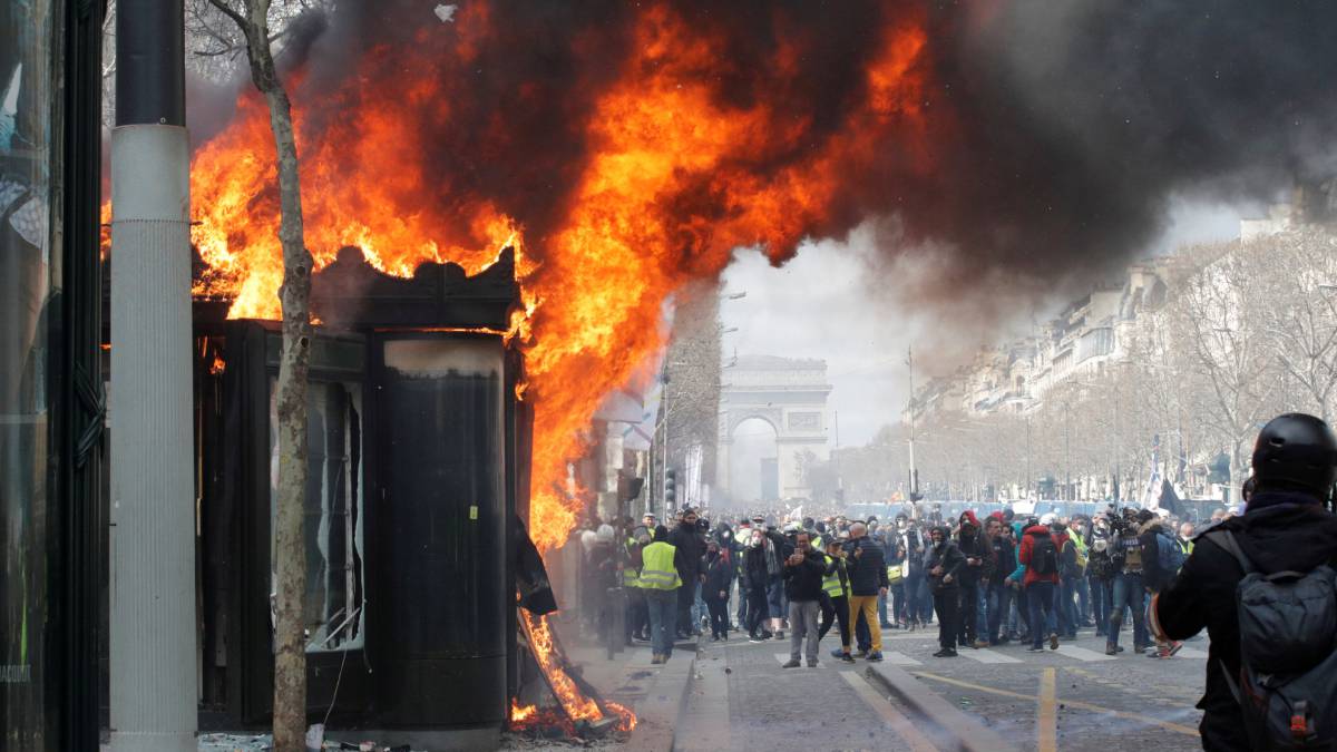 Un kiosco en llamas, hoy en París.