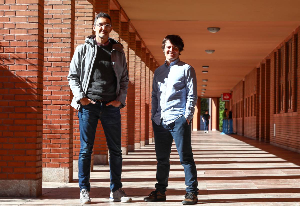 Tapiador (izquierda) y Vallina-Rodríguez, directores de la investigación del software en los móviles Android.