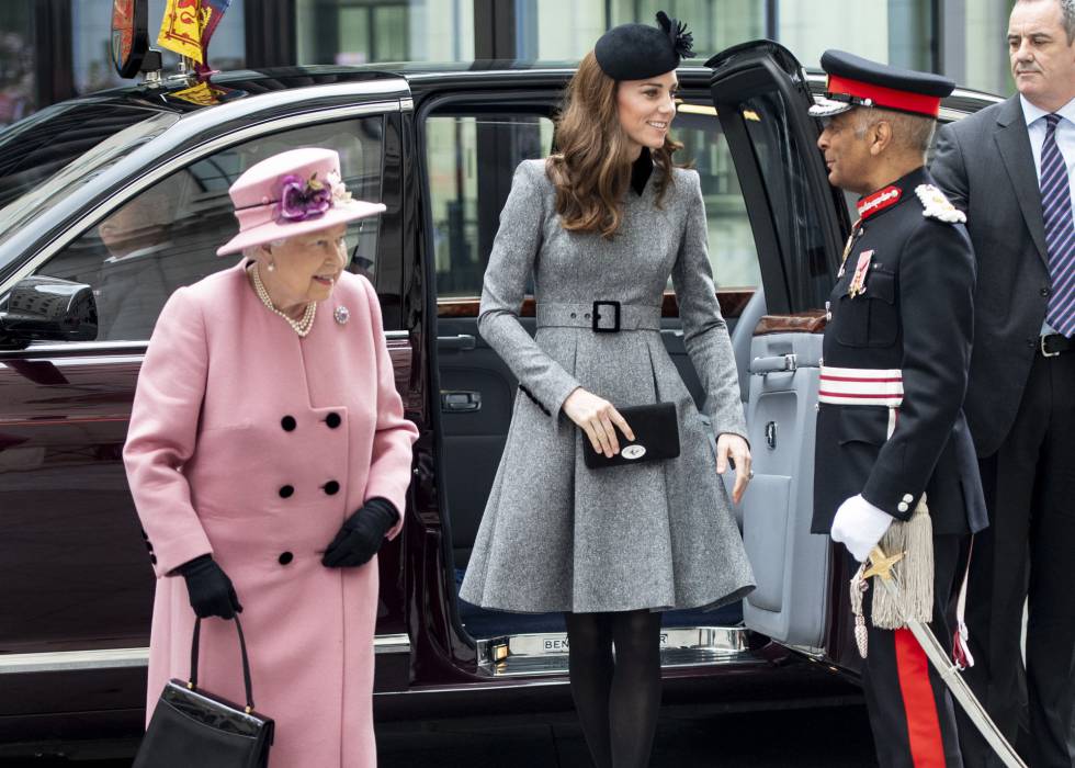 Isabel II y Kate Middleton en el King's College.