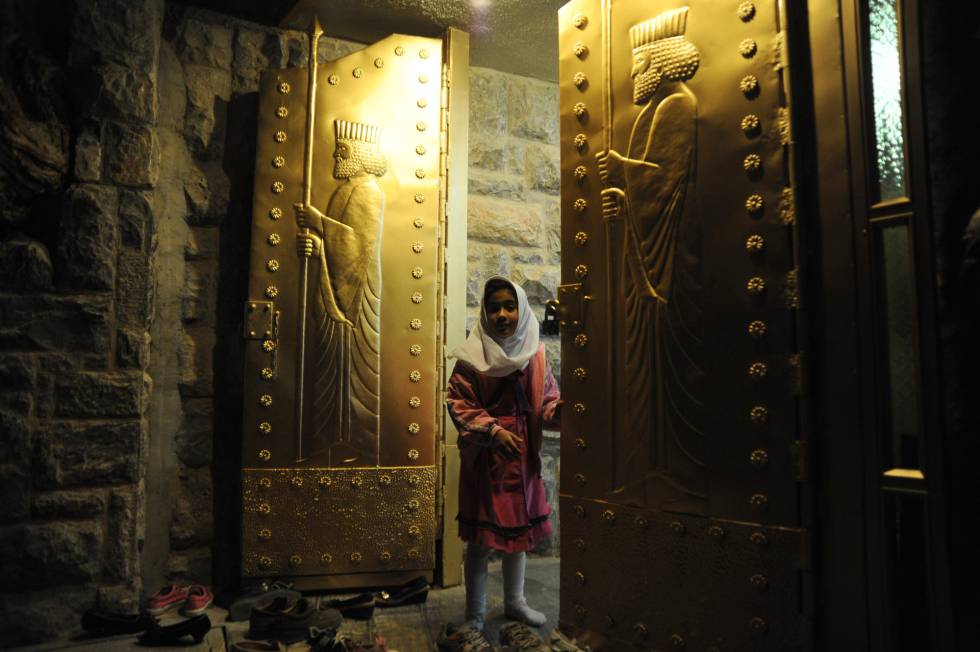 Uma menina Ã s portas do santuÃ¡rio de Chak Chak, no IrÃ£, lugar de peregrinaÃ§Ã£o para os zoroastristas.