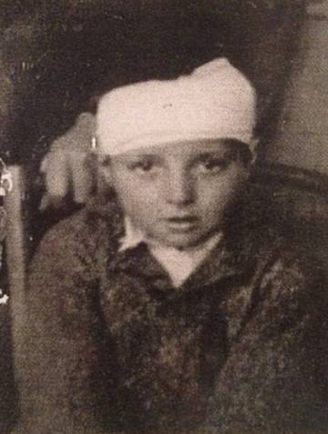 El pequeño Vicente con un vendaje en la cabeza en 1939.