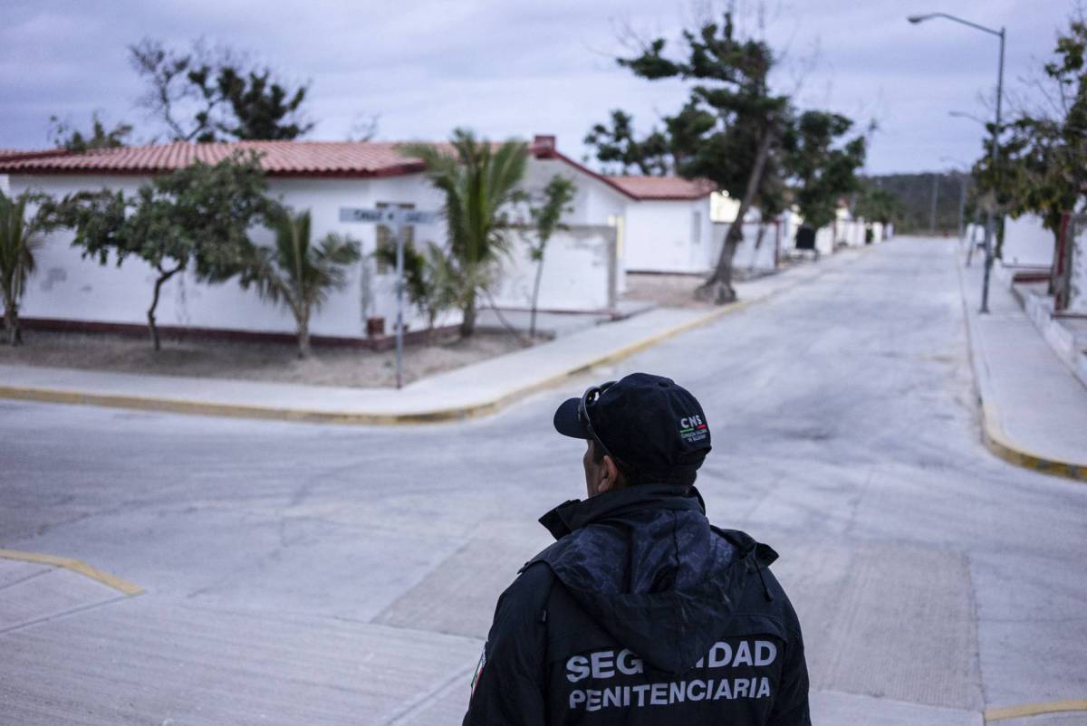 Un agente de la guardia penitenciaria observa el penal de Morelos, en Islas Marías.