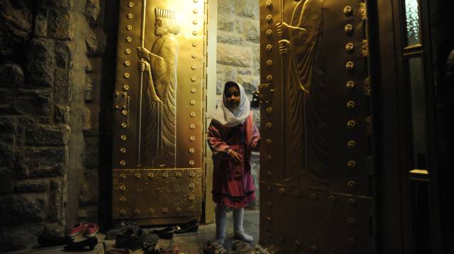 Una niña en el santuario de Chak Chak.