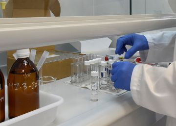 Científico en un laboratorio en Sabiñánigo que estudia la descontaminación del lindano.
