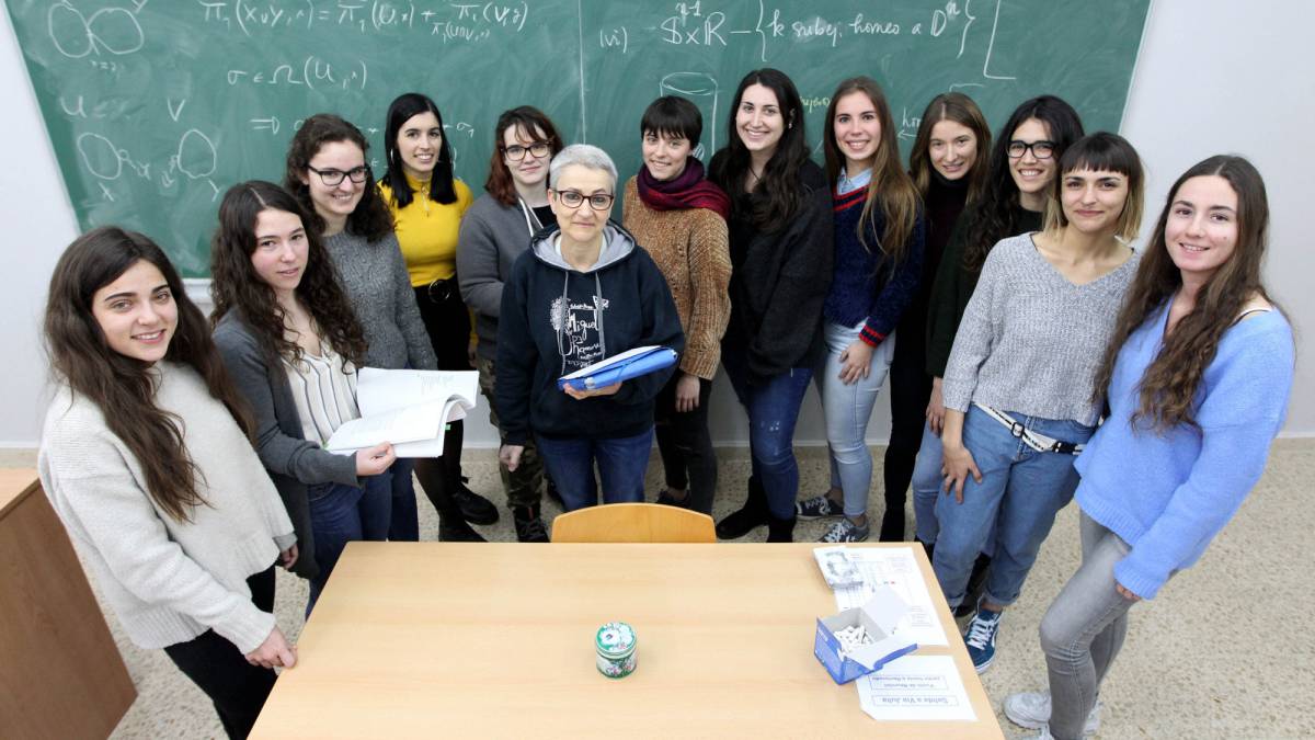 La profesora Marta Macho con sus alumnas.