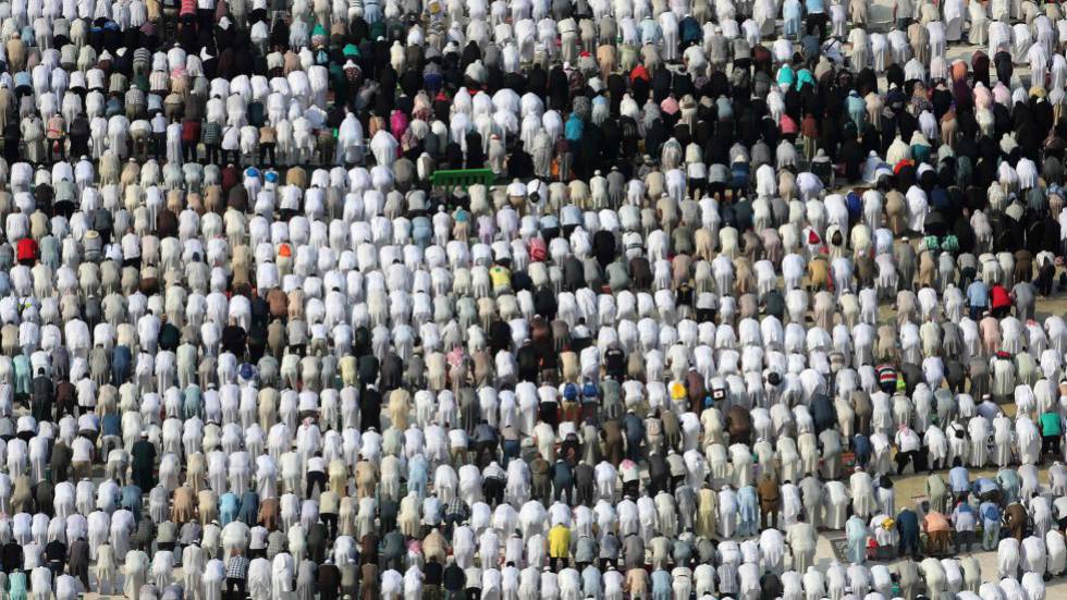 Los fieles musulmanes rezan alrededor de la Kaaba, en la ciudad santa de La Meca.