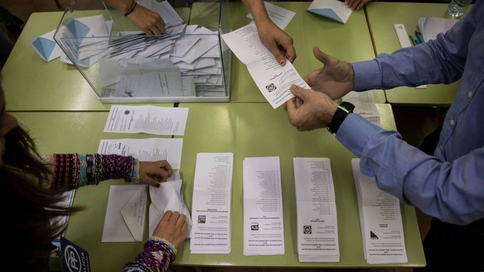 Recuento de votos en un colegio electoral de Santiago de Compostela (A Coruña) en la jornada electoral de unas autonómicas gallegas. rn 