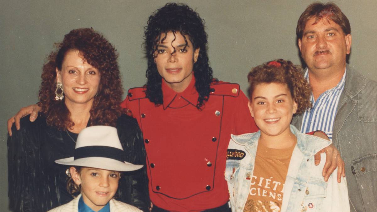 Robson y su familia, junto con Michael Jackson.