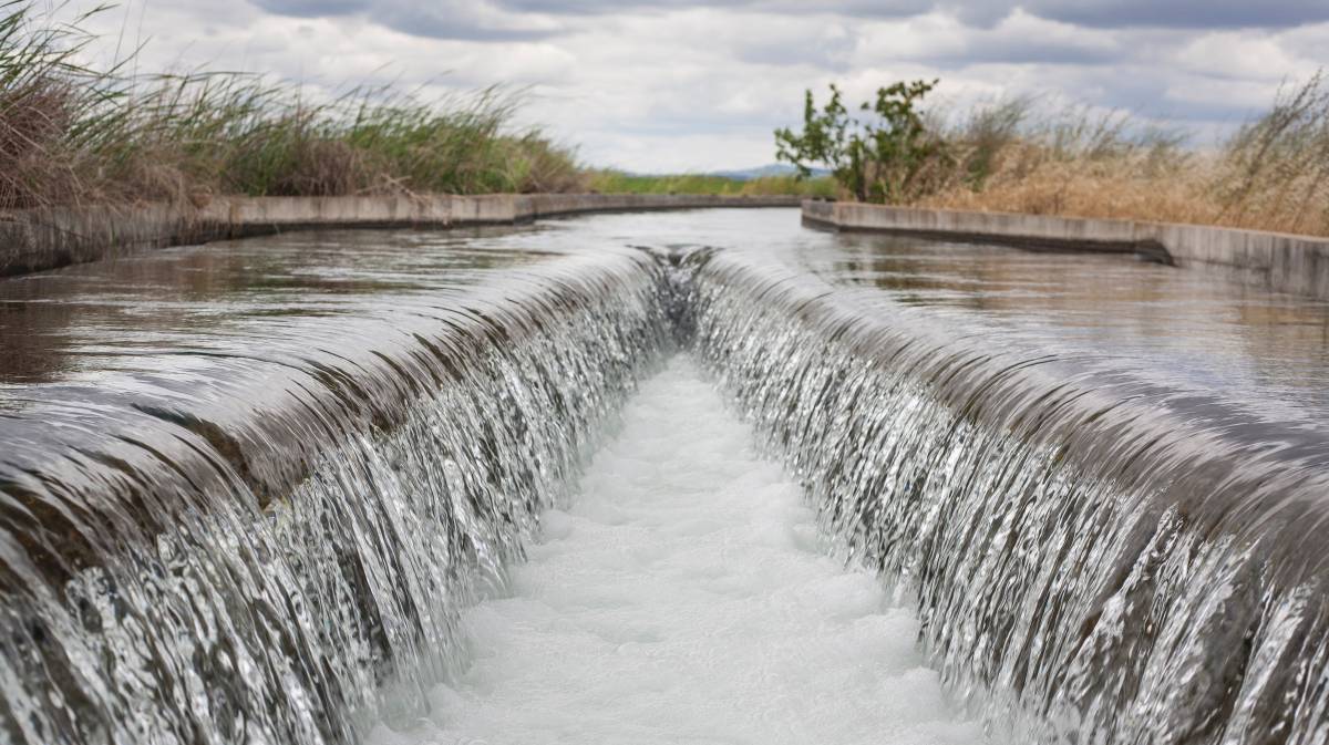 Canal de regadío en las vegas altas del Guadiana, en la provincia de Badajoz.