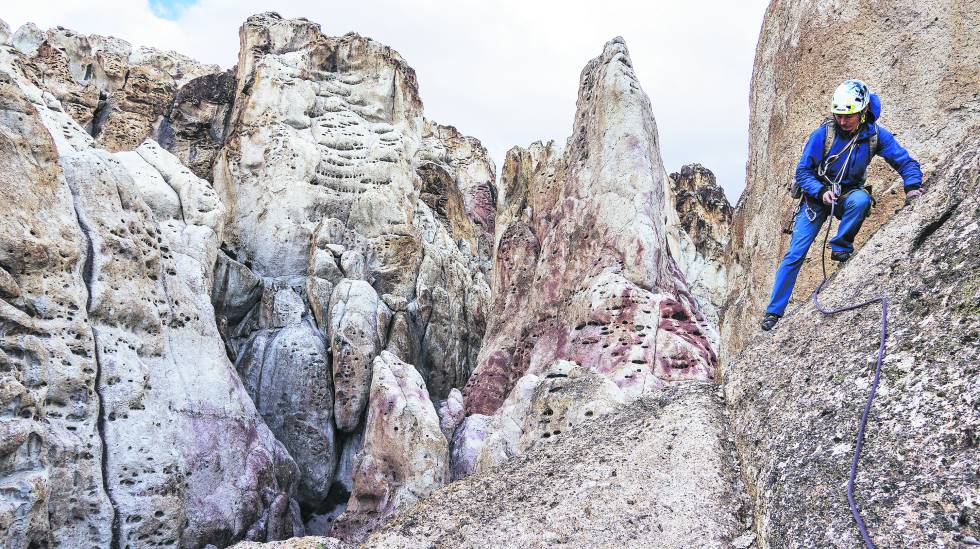 Un escalador en una de las agujas de roca cercanas al Ã¡rea del proyecto minero Los Domos, en la patagonia de Chile.