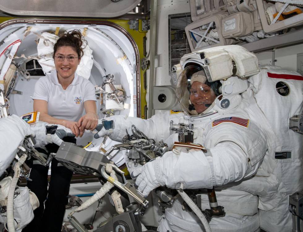 Las astronautas Christina Koch (izquierda) y Anne McClain, el pasado 22 de marzo, en la EstaciÃ³n Espacial Internacional.