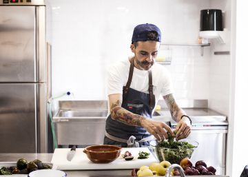 El chef Juan Llorca, en las cocinas de la Valencia Montessori School. “No existen los superalimentos, existe la superalimentación”, afirma.