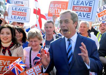 El ultranacionalista Farage reúne en Londres a miles de seguidores