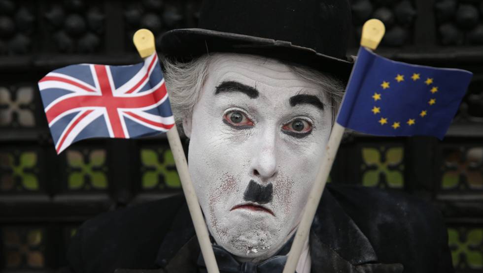 Un manifestante antibrexit frente al Parlamento britÃ¡nico en Londres.